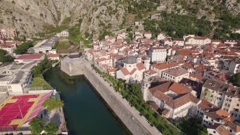 Aufnahme-Der-Altstadt-Von-Kotor-Mit-Der-Majestätischen-Nikolauskirche-Am-Kanal,-Montenegro