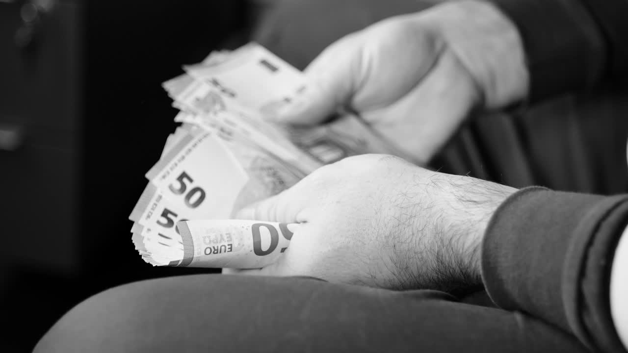 큰 유로 지폐를 계산하는 사업가의 손