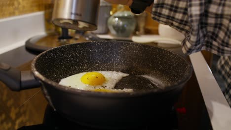 freír un huevo en una cocina