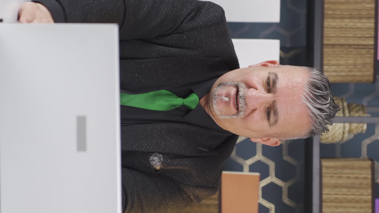 사업가가 놀라서 "와우"라고 말하는 수직 비디오입니다.