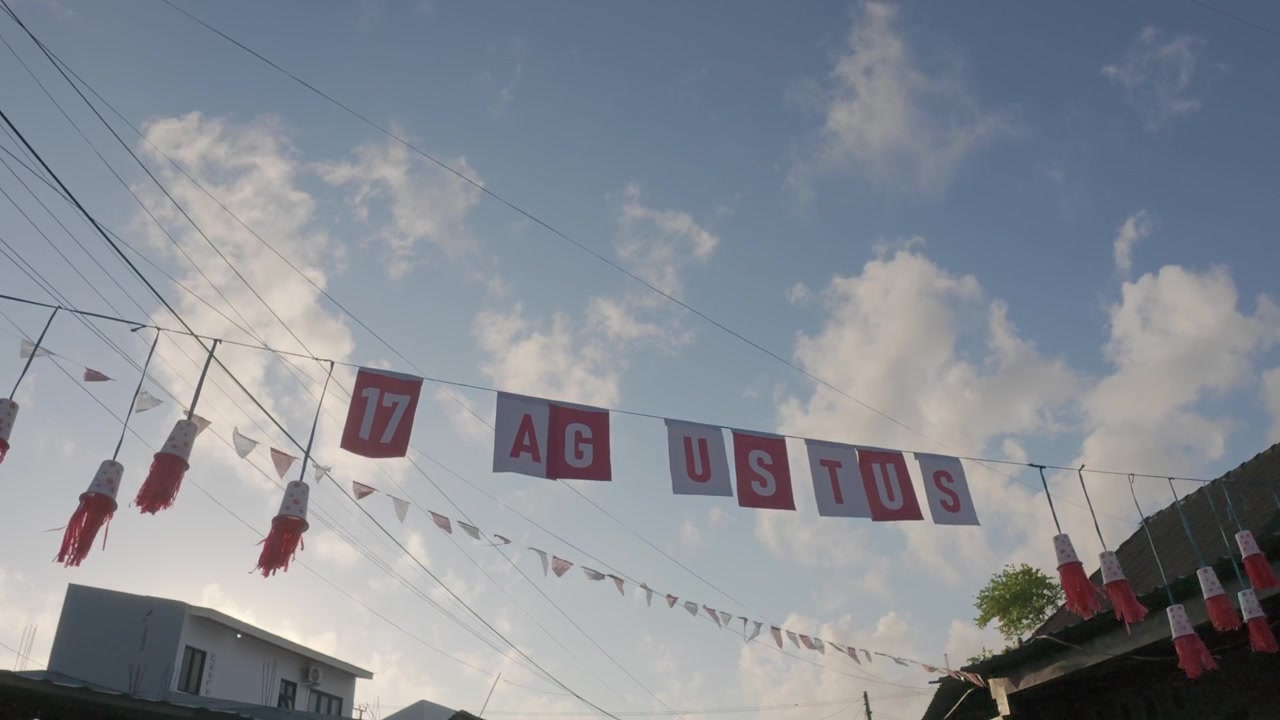Indonesiske uafhængighedsdagsdekorationer hængende mod blå himmel