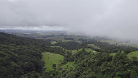 Nubes-Bajas-Sobre-Exuberantes-árboles-Y-Colinas-Verdes