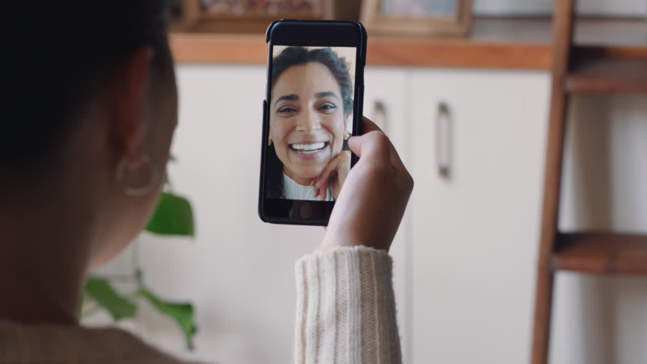 mujer joven teniendo video chat usando teléfono inteligente en casa hablando con un amigo disfrutando de la conversación compartiendo estilo de vida en el teléfono móvil