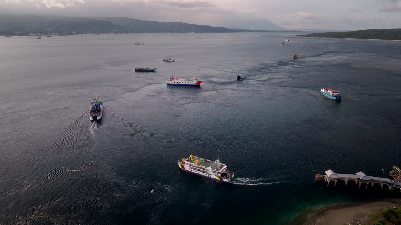 transbordadores que salen y llegan al puerto de gilimanuk, indonesia