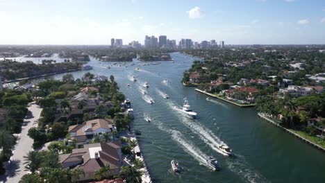 Vista-Aérea-De-Yates-Y-Barcos-Que-Navegan-En-New-River-En-Fort-Lauderdale,-Florida,-Ee.uu.