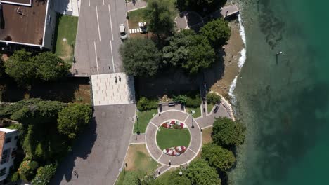 vista aérea de arriba hacia abajo del puerto de garda, lago de garda