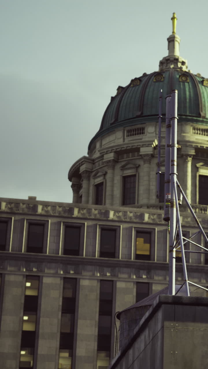 Antena en la azotea erguida contra un cielo nublado al atardecer en la ciudad