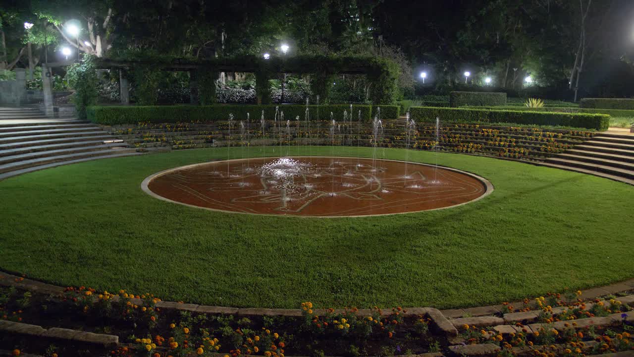 Bellissima fontana d'acqua al Giardino di Sandringham - Hyde Park Sydney, NSW, Australia - Vista notturna - inquadratura media
