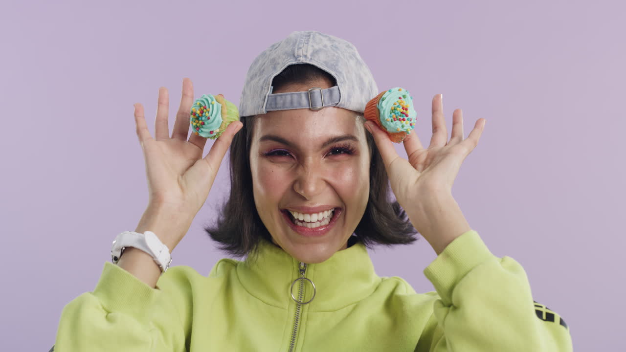 debe estar buscando una golosina.