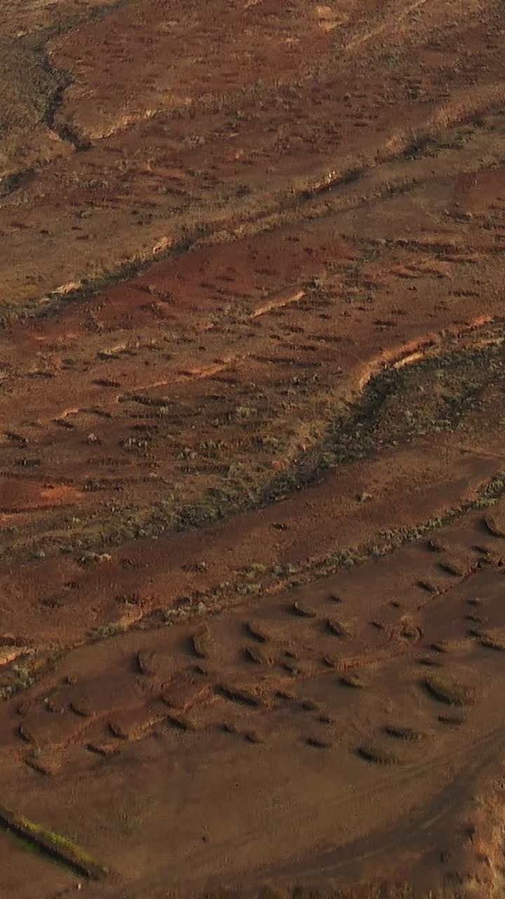 Vista dall'alto di gole vulcaniche aride