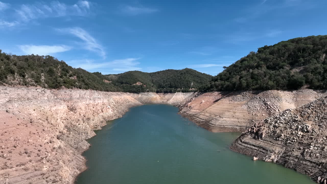 nivel de agua extremadamente bajo en el pantano del depósito de sau, bancos secos, vista aérea