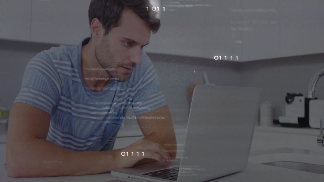 Hombre escribiendo en una laptop en la cocina, mostrando datos binarios alrededor de la laptop, pausando y luego reanudando, terminando el trabajo.