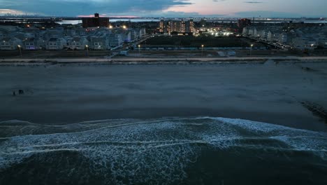 Una-Vista-Aérea-De-Una-Playa-En-Arverne,-Ny-Por-La-Noche