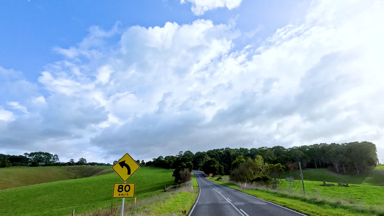 울창한 풍경과 휘어지는 도로를 가로질러 조용한 드라이브, 밝고 구름이 은 하늘 아래, 위대한 바다 도로.