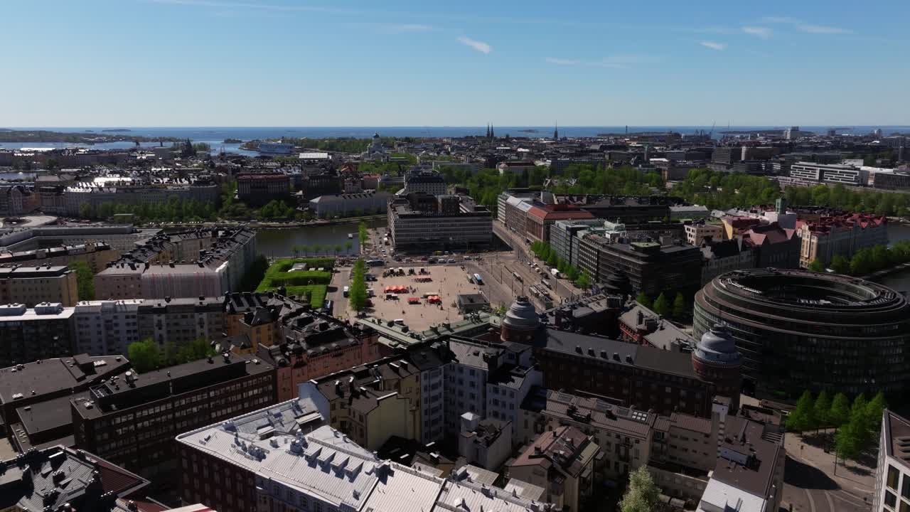 panorámica aérea que establece una visión general de la plaza de finlandia de helsinki a lo largo de la orilla