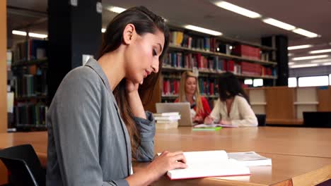 Konzentrierte-ältere-Schüler-Arbeiten-An-Einem-Tisch