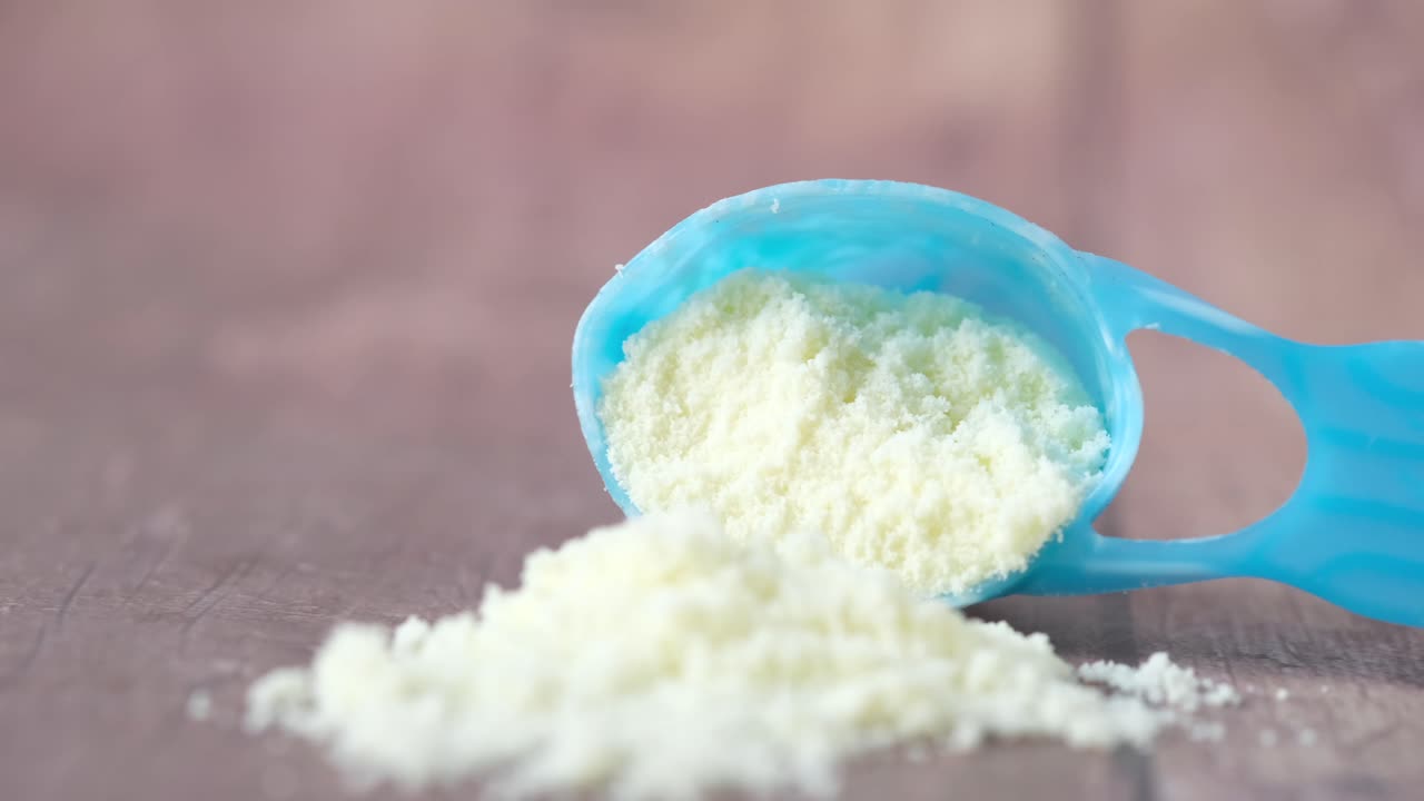 아기 용액은 측정 스에 넣습니다.