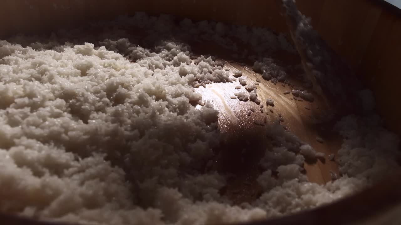 셰프는 전통적인 방식으로 을 증기합니다.