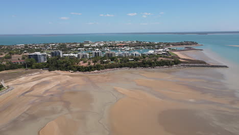 Bewegte-Drohnenaufnahme-Von-Mindil-Beach-Und-Der-Skyline-Von-Darwin-Im-Nördlichen-Territorium