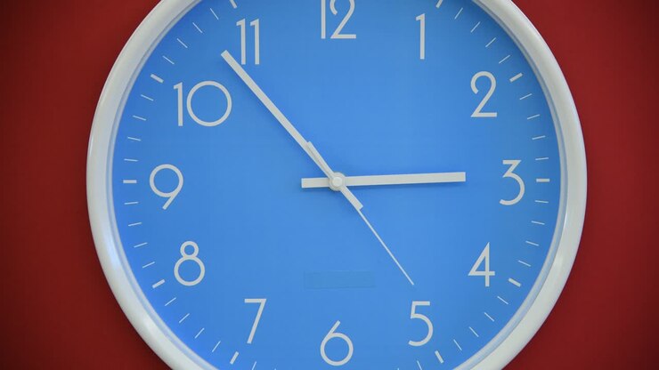 Orologio da parete blu su sfondo rosso