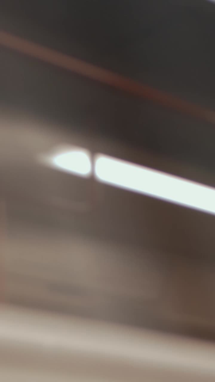 Close-up de Mão Segurando Mapa do Metrô em Trem em Movimento.