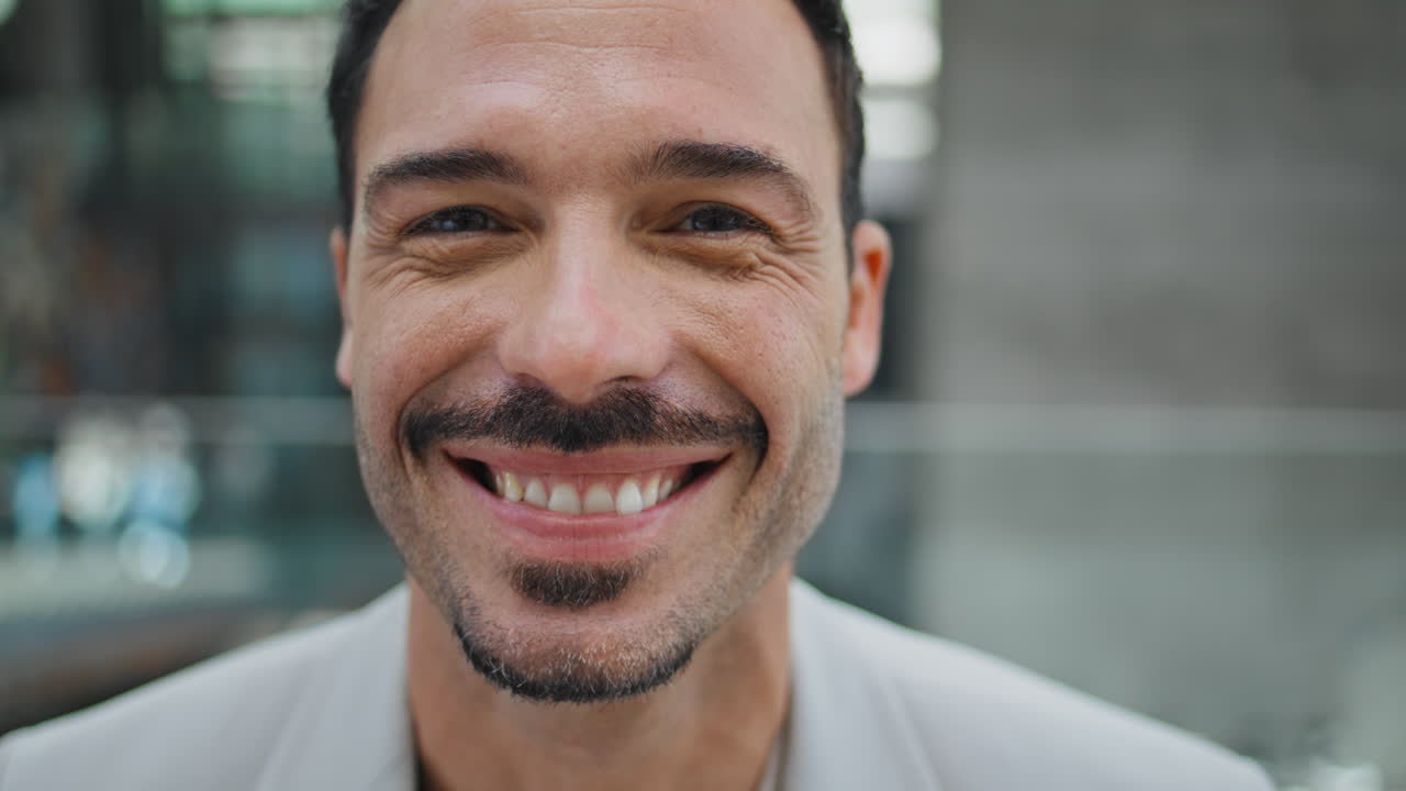 líder feliz persona posando retrato de calle. hombre de negocios sonriente mirando cámara