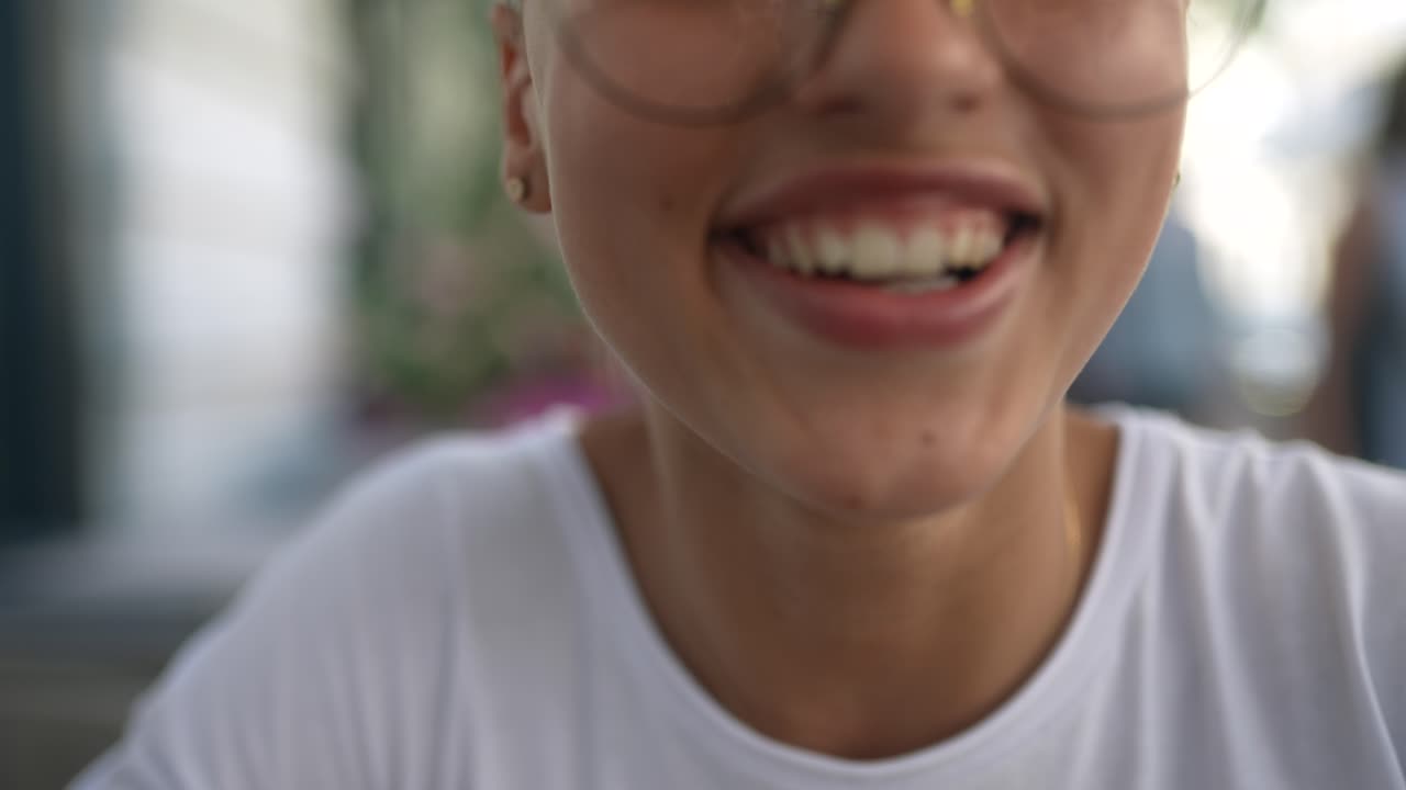 primer plano de una mujer con gafas