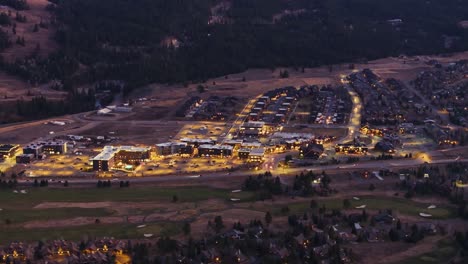 Vista-Aérea-De-Drones-De-Una-Concurrida-Zona-Turística-En-Big-Sky,-Montana