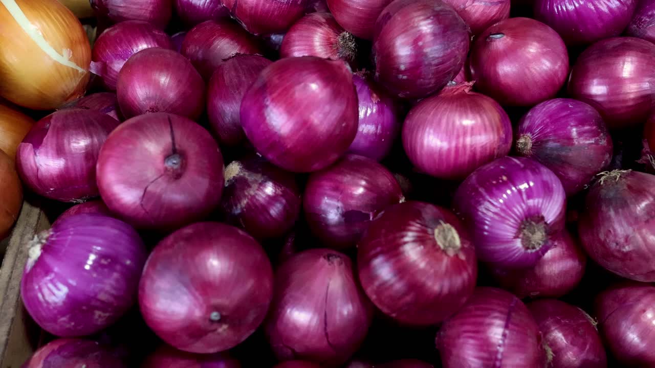 transición de cebollas y chiles amarillos a rojos