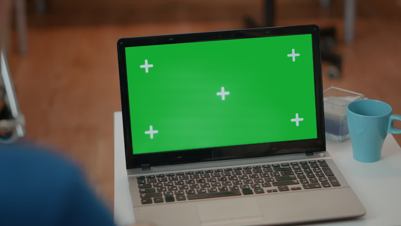 portátil con pantalla verde