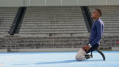 Atlético-Discapacitado-Relajándose-En-Una-Pista-De-Atletismo-4k