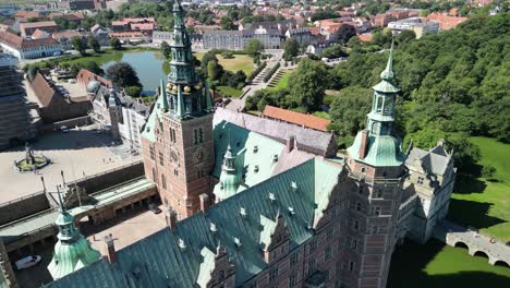 Friedrichsborg-Schloss-Drohne-Zoom-Aus-Schwenk