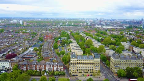 Vista-Aérea-De-Casas-Inglesas-En-Clapham-Londres-Durante-La-Primavera