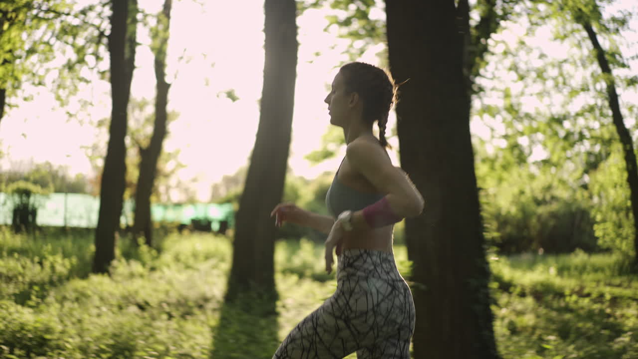 mujer corriendo en un bosque