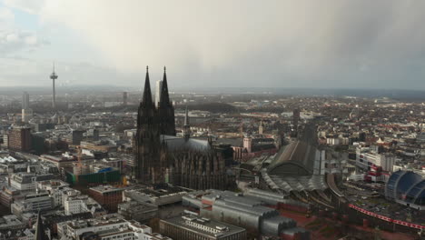 Increíble-Vista-Panorámica-Aérea-De-La-Gran-Ciudad.-Histórica-Catedral-Gótica-Que-Se-Eleva-Sobre-El-Desarrollo-Circundante.-Colonia,-Alemania