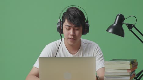 공부하는 동안 음악을 즐기는 학생