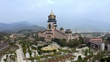 vista aérea que muestra el templo budista en la ciudad de puli, taiwán con una hermosa cordillera en el fondo