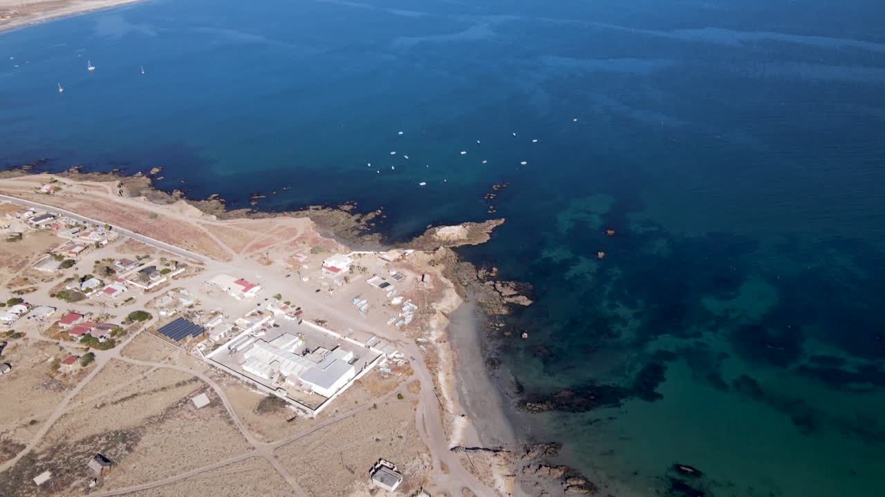 bahía asunción ciudad costera vista aérea panorámica muestra playa, corrientes, seacliff