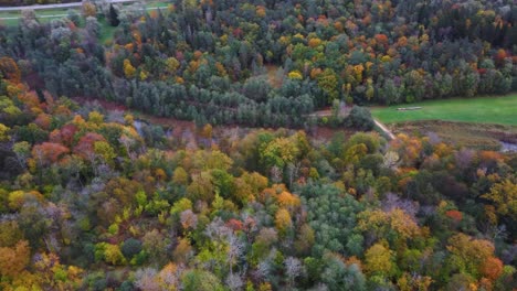 Vista-Aérea-Del-Palacio-Krimulda-En-El-Parque-Nacional-Gauja-Cerca-De-Sigulda-Y-Turida,-Letonia