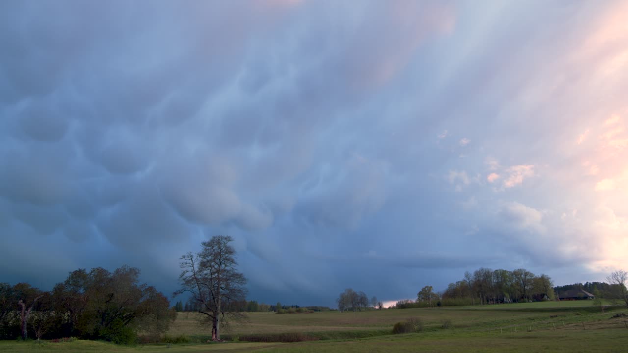 여름 저녁 석양 빛에 mammatus 폭풍 구름