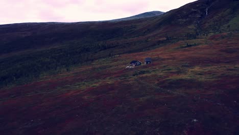 Very-cute-huts-in-the-Norwegian-mountains