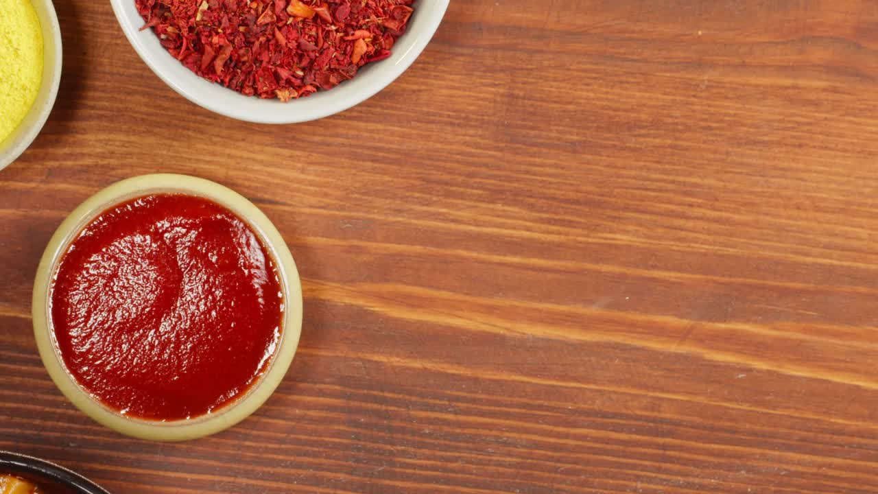 모로코 요리  뷰: 전통 요리, 채소 러드, 중동 문화, 집에서 만든 음식, 소스와 차가운 식초가 있는 그