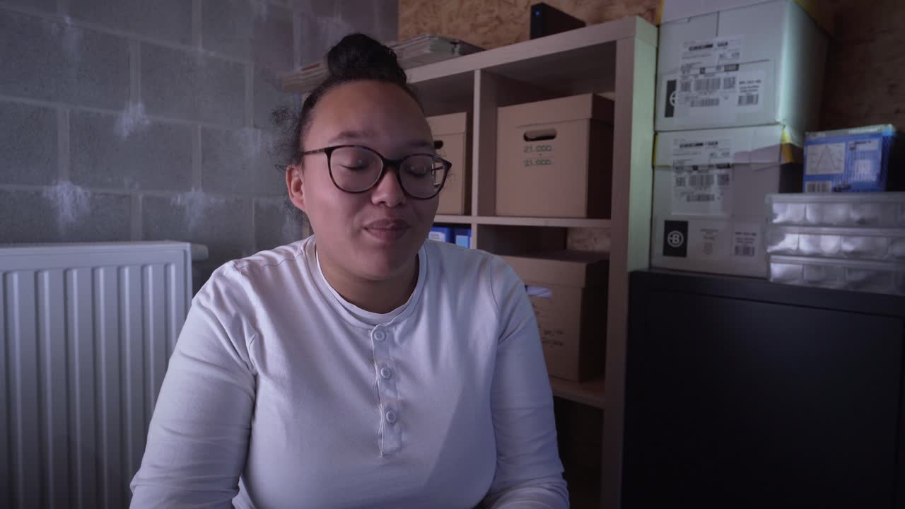 gerente femenina que tiene una entrevista para un video comercial