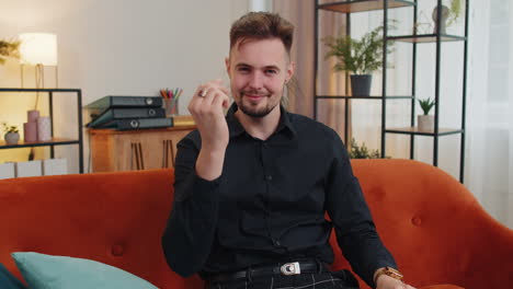 hombre feliz mostrando desperdicio o tirando dinero alrededor de gesto de la mano, ganancia ganar lotería, compartir