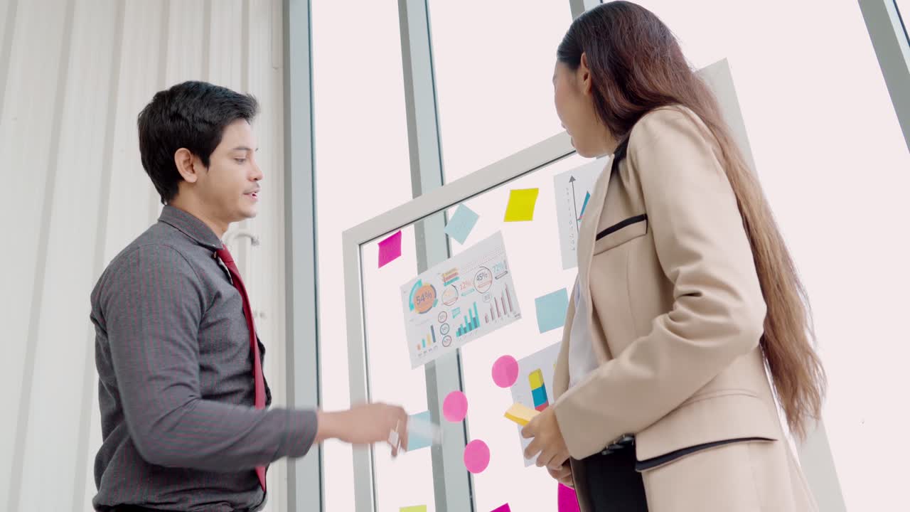 사업가 들 은 프로젝트 계획 위원회 에서 일 한다