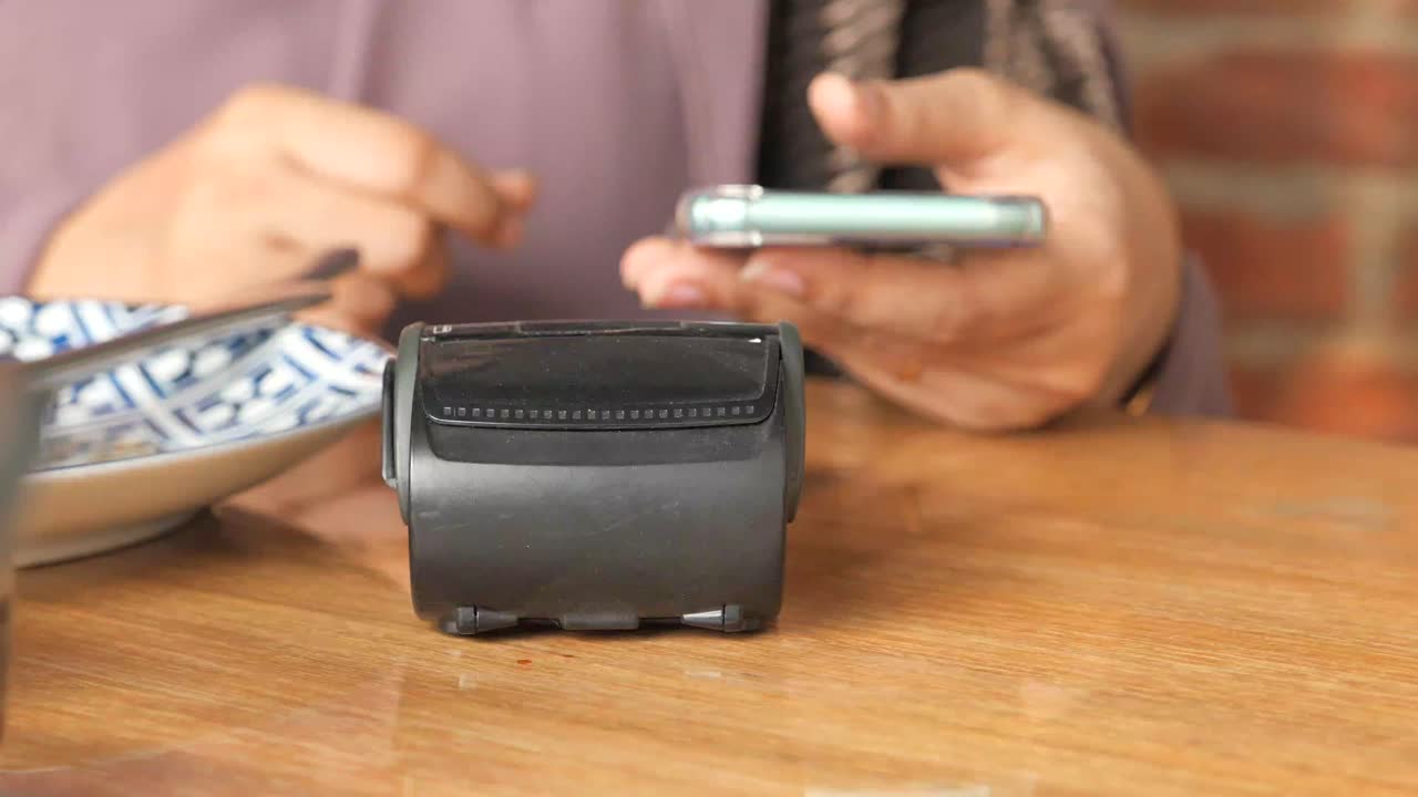 pago móvil en un restaurante