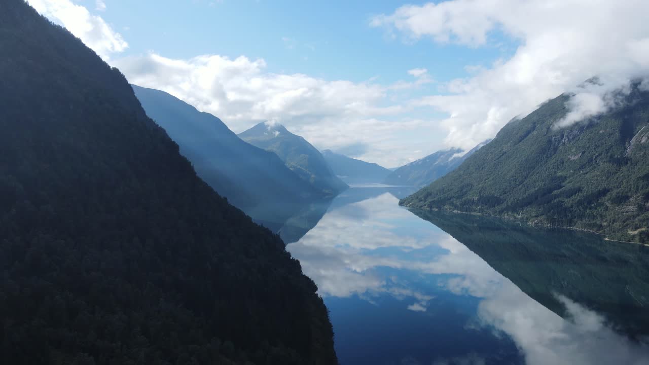 Panorerende droneoptagelser af Fjaerlandsfjorden i Vestnorge.