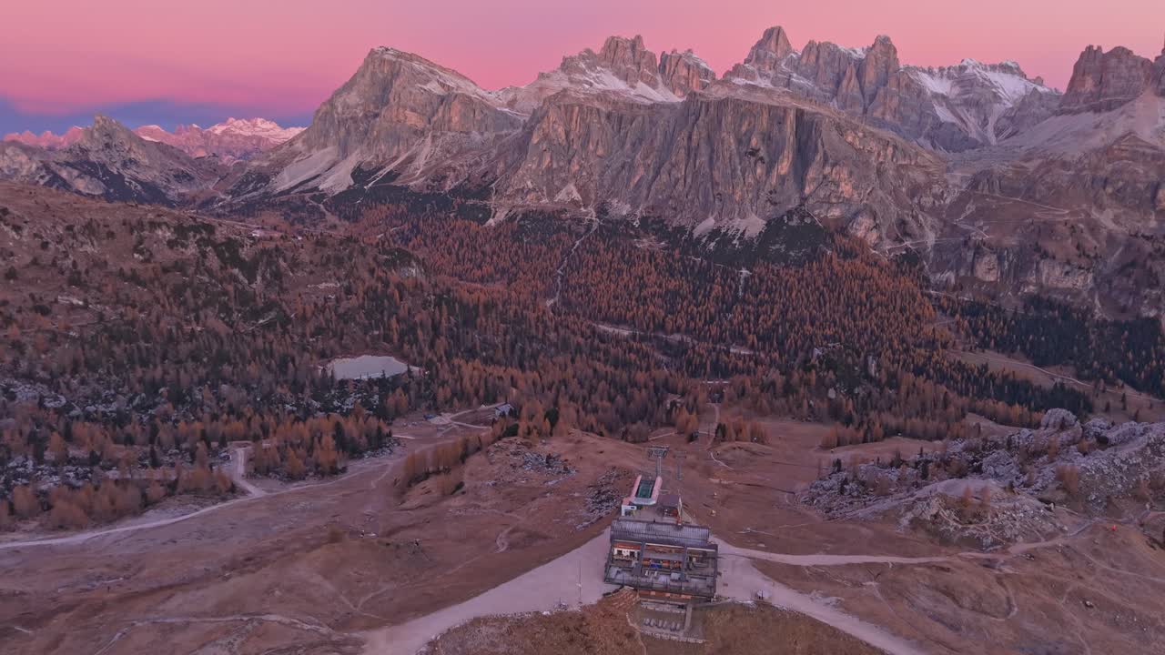 Droneudsigt over skilift ved solopgang med Dolomittertoppe i baggrunden