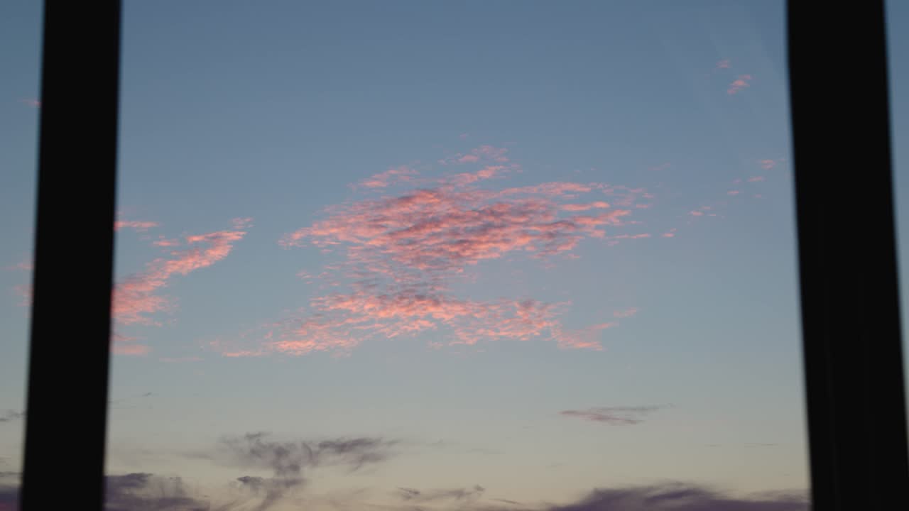 일출 동안 공항 위로 하늘의 경치, 사람이 없는 배경