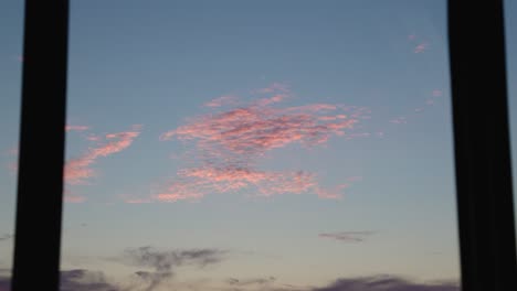 Malerische-Aussicht-Auf-Den-Himmel-über-Einem-Flughafen-Während-Des-Sonnenaufgangs,-Hintergrund-Ohne-Menschen